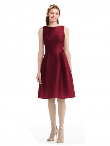 Borgonha Barco Sem Mangas Linha A Vestidos de Madrinha / Vestidos de Cocktail / Vestidos de Homecoming Online